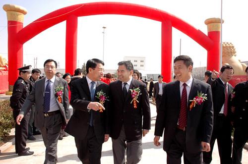 青岛市委常委、市委秘书长王鲁明，青岛市人大副主任、工商联主席徐航来公司视察工作