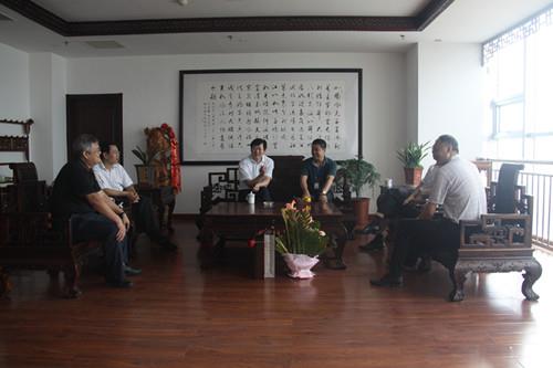 城阳区委、组织部长王泽旭慰问拔尖人才